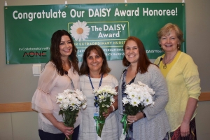 daisy winners holding flowers